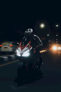 夜间骑行的炫酷摩托车手