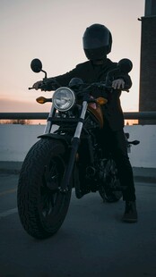 夕阳下的酷炫摩托车骑士