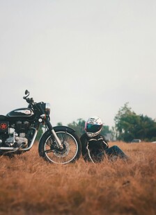旷野中的复古摩托车