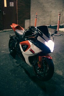 炫酷摩托车夜色中静立