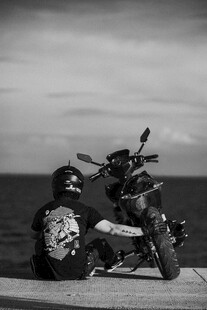 海边骑士与酷炫摩托车