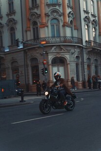 城市街道上的摩托车骑行者