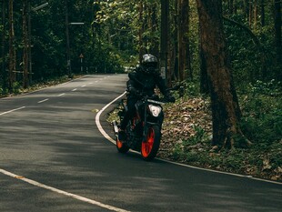 公路骑行的酷炫摩托车手