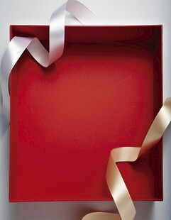 红色礼盒配金银丝带