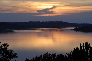 湖畔绝美日落景观