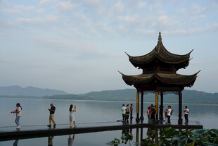 湖畔古亭 游人漫步赏景