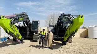 施工现场的绿色挖掘机