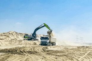 工地挖掘机作业场景