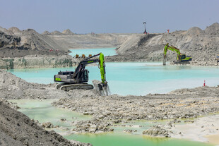 矿场挖掘机作业美丽矿湖