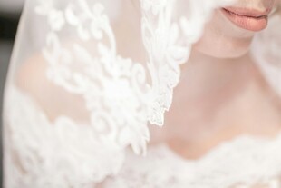 新娘蕾丝婚纱局部特写