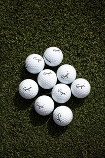 草地上的高尔夫球