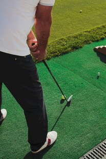 男子专注打高尔夫球