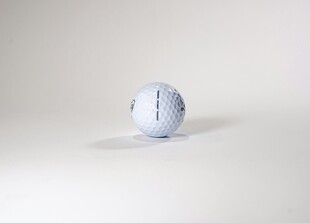 白色高尔夫球特写