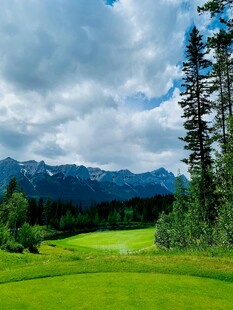 山间绿野高尔夫美景