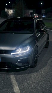 夜间停车场中的灰色轿车