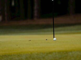 高尔夫球洞旁的白色小球