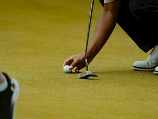 高尔夫球员专注摆放球