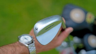 手持高尔夫球杆特写