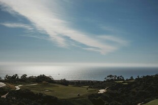 海边风景 蓝天白云绿地