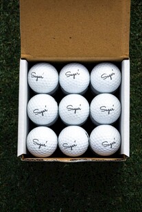 盒装高尔夫球整齐排列