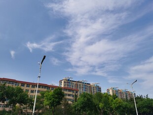 城市建筑与蓝天白云景观