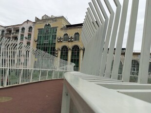 白色栏杆
