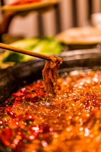 热辣火锅涮食材瞬间