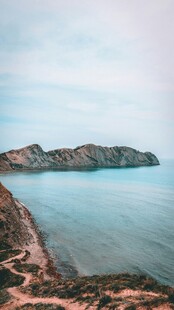 海边壮丽山景与辽阔水域