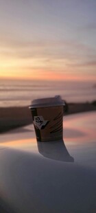 夕阳下的咖啡杯与美丽风景