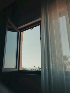 窗边半掩窗帘望外风景
