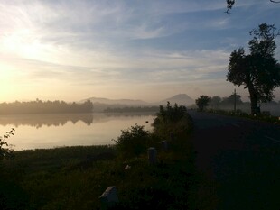 湖畔晨曦美景