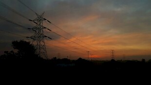 夕阳下的输电塔剪影