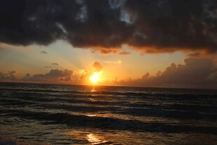 海上日落时分壮丽景象