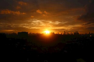夕阳西下城市剪影