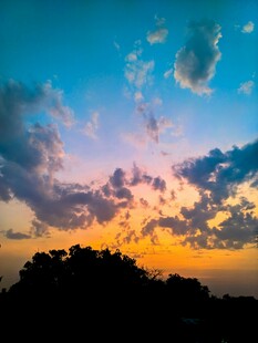 日落时分的绚烂天空景色