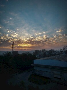 黄昏下的建筑与绚烂天空