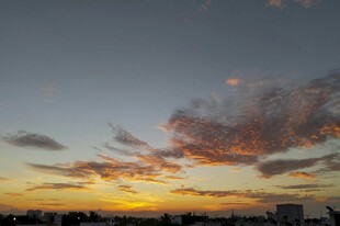 日落时分的绚烂天空