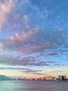 海边绚丽晚霞与城市天际线