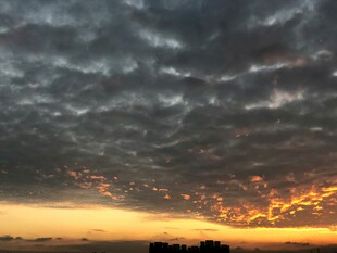 黄昏时分的壮丽云层景观