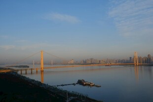 江边桥梁与宁静水面景观