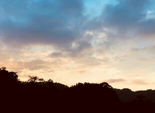 黄昏时分的山林与天空