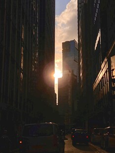城市间夕阳下的街道景象