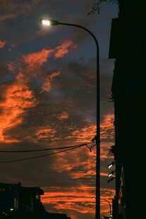 夕阳下的路灯与绚烂云霞