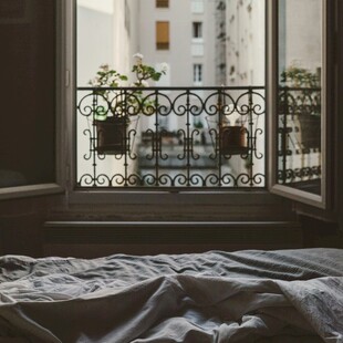 窗边床铺 望向窗外景致
