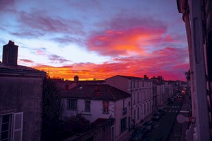 夕阳下的城镇美丽天际线