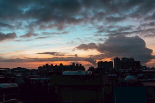 城市黄昏天空壮丽景观
