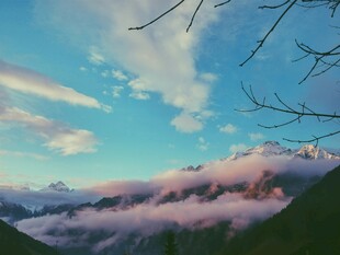 山间云海蓝天美景