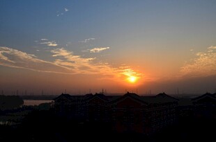 夕阳西下城市天际美景