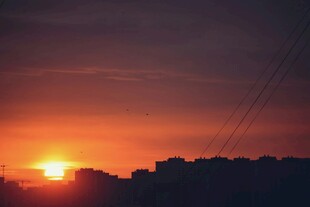 夕阳下的城市天际线
