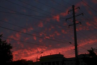 夕阳下的电线杆与绚烂天空